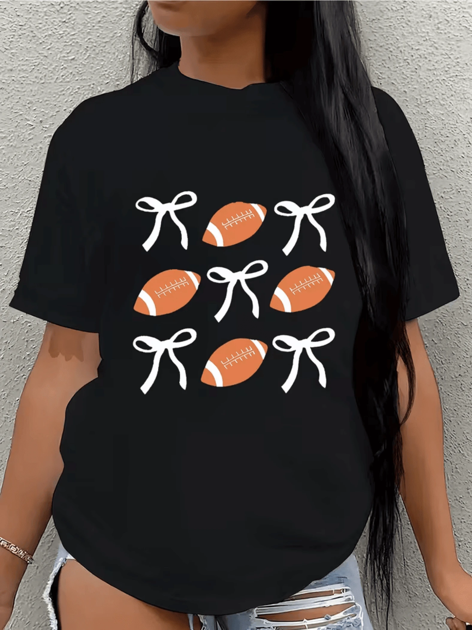 American Footballs Alternating With White Ribbons Reflect Strength And Femininity In Balance, Celebrating Sporting Passion With A Delicate Touch. Modern Casual Women's T-Shirt - 黑色 - 查看 1