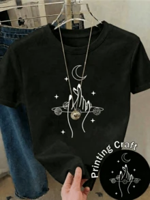 Mystic Hands Holding Planets Under A Crescent Moon Symbolize Cosmic Connection, Inner Balance, And Universal Spiritual Energy, With Stars Representing Infinite Dreams. Casual, Modern, Comfortable T-Shirt For Everyday Wear. - 黑色 - 查看 1
