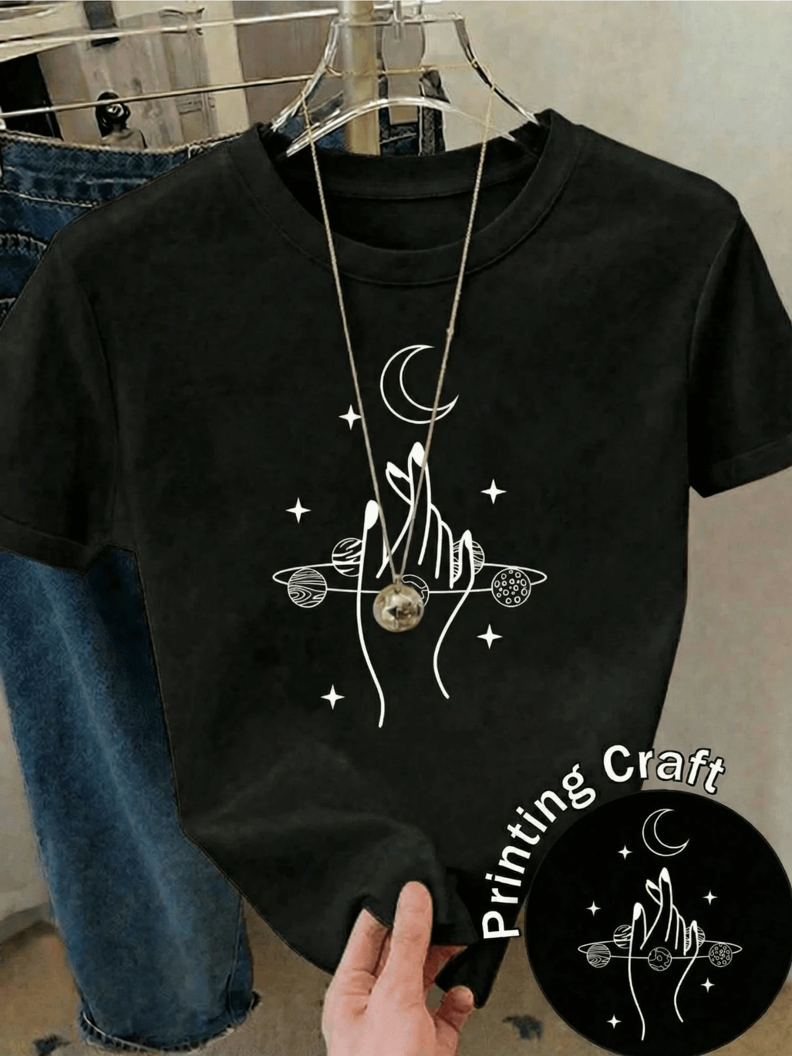 Mystic Hands Holding Planets Under A Crescent Moon Symbolize Cosmic Connection, Inner Balance, And Universal Spiritual Energy, With Stars Representing Infinite Dreams. Casual, Modern, Comfortable T-Shirt For Everyday Wear. - 黑色 - 查看 1