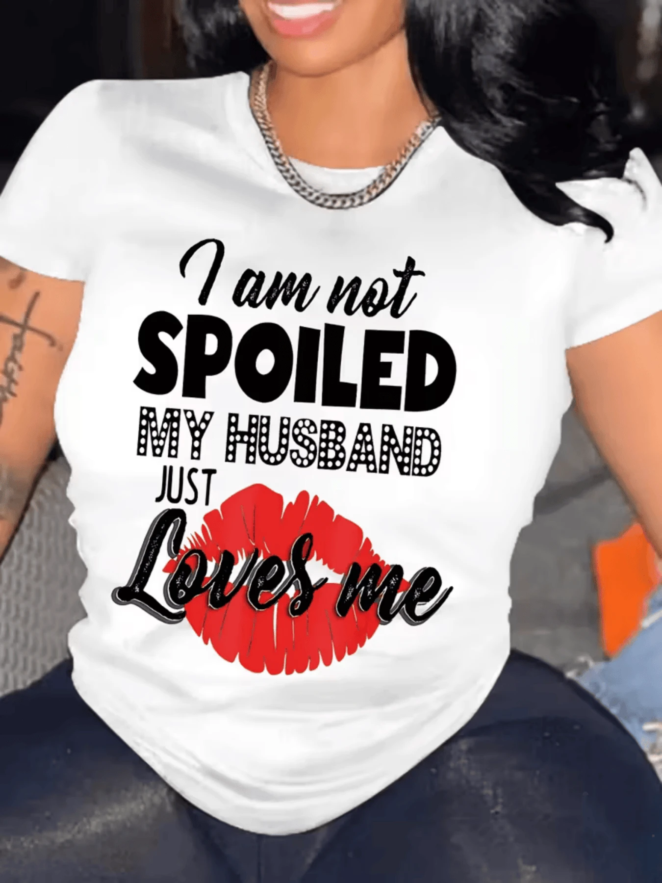 Big Red Lips Symbolizing Passionate Love And A Fun Phrase Expressing Genuine Affection Between A Romantic Couple. A Modern, Casual Women's T-Shirt, Ideal For A Romantic Gift. - 白色 - 查看 1