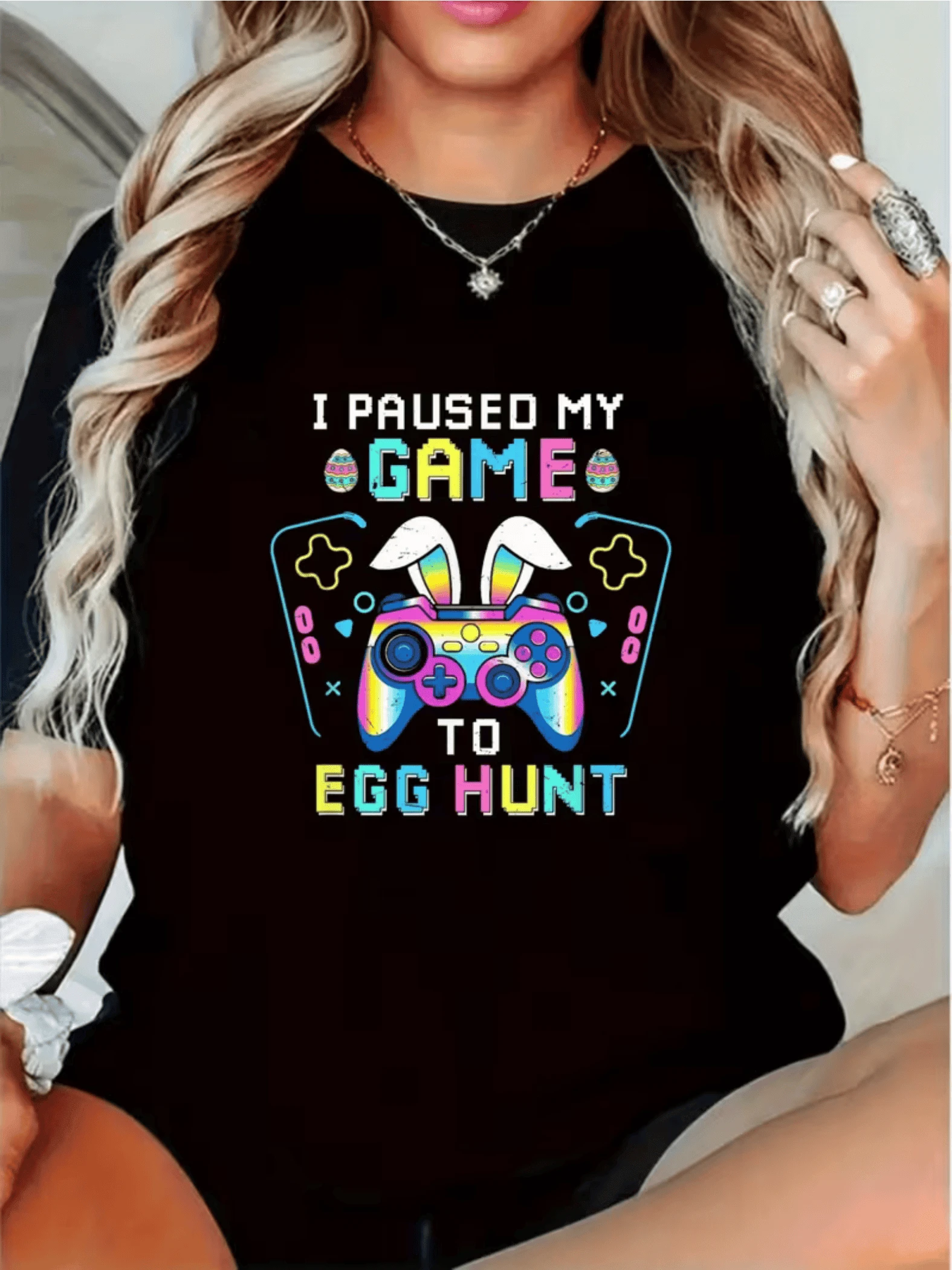 Video Game Controller With Bunny Ears And Easter Eggs Symbolizing Fun And Festive Spirit; Women's Casual T-Shirt With Colorful Print, Ideal For Game Lovers And The Joyful Season - 黑色 - 查看 1
