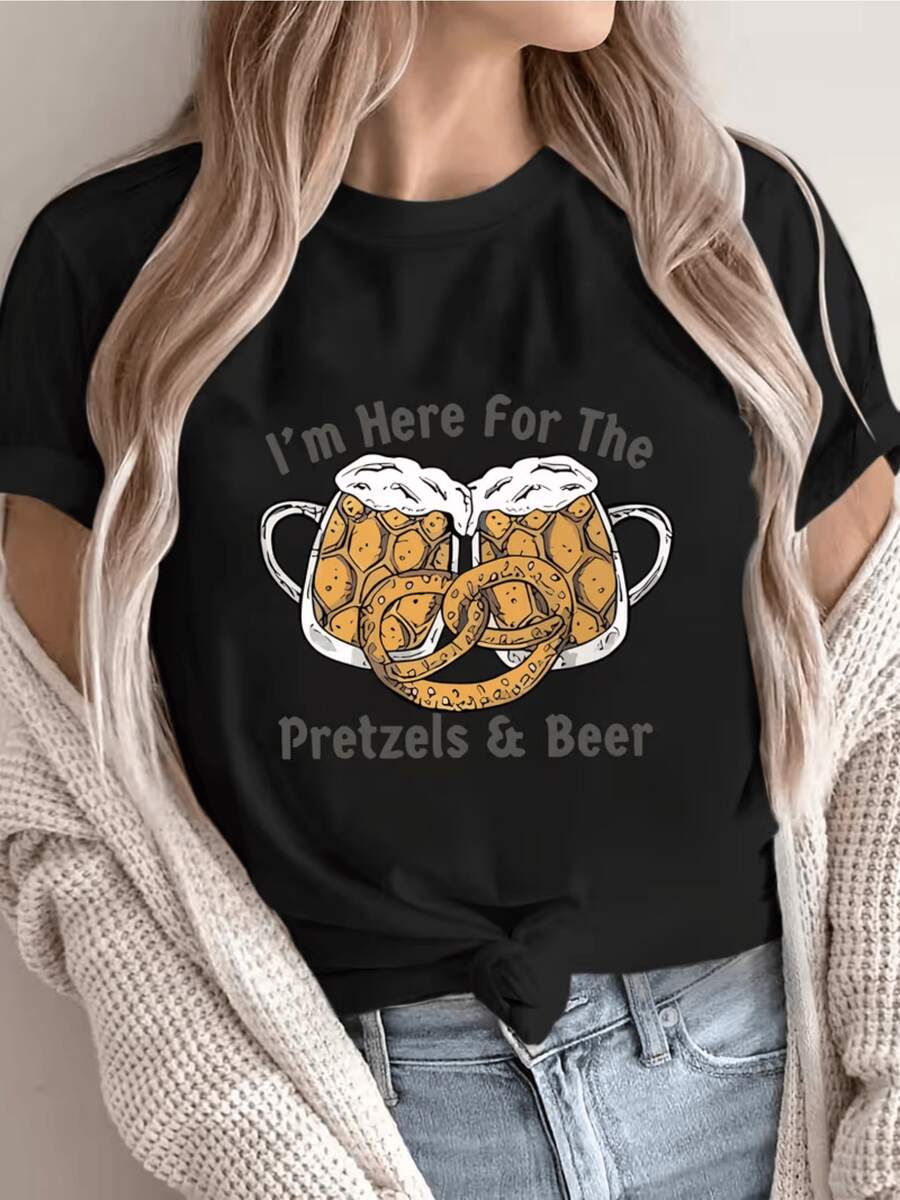 Dos jarras de cerveza espumosa brindando junto a un pretzel dorado simbolizan amistad celebración y diversión relajada ideal para reuniones o fiestas camiseta de mujer casual divertida - Negro - Ver 1