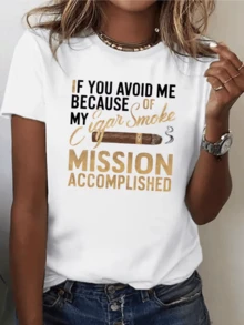 Texto motivador con mensaje divertido que muestra un puro encendido y la frase si evitas mi humo cumplo mi misión simbolizando actitud libre y confianza camiseta de mujer casual blanca cómoda - Blanco - Ver 1