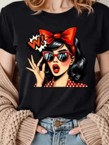 Mujer con gran lazo rojo y expresión sorpresa estilo arte pop que transmite fuerza confianza y alegría moderna camiseta de mujer casual cómoda para uso diario - Negro - Ver 8