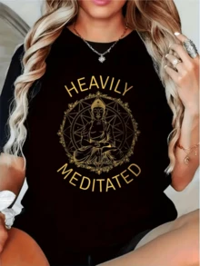 Figura dorada de Buda en meditación profunda rodeado por mandala que simboliza armonía espiritual y equilibrio interior con letras que evocan calma y energía positiva camiseta de mujer cómoda y moderna para uso diario - Negro - Ver 8
