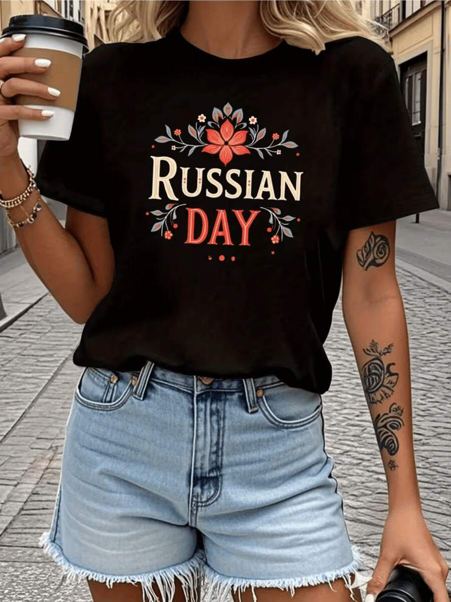 Red Flowers And Gray Leaves Symbolizing Positive Energy And The Festive Spirit Of The National Day, With Prominent Typography Evoking Pride And Celebration. Modern Casual Women's T-Shirt For Everyday Wear. - 黑色 - 查看 1
