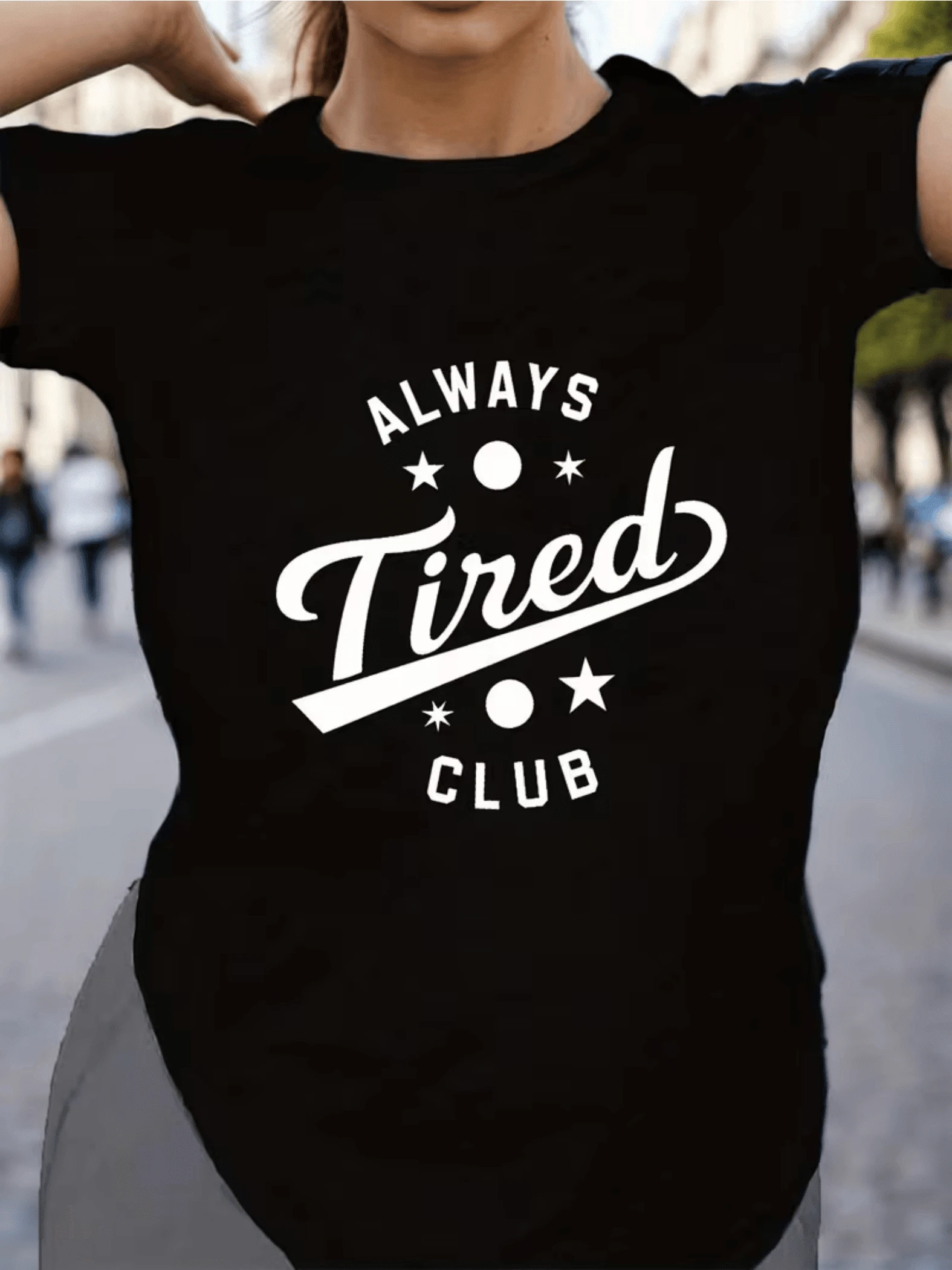 Humorous Phrase With Vintage Typography Expressing Membership In The "Always Tired" Club, With Stars And Dots Evoking Lost Energy. Comfortable Casual Women's T-Shirt For Everyday Use. - 黑色 - 查看 1