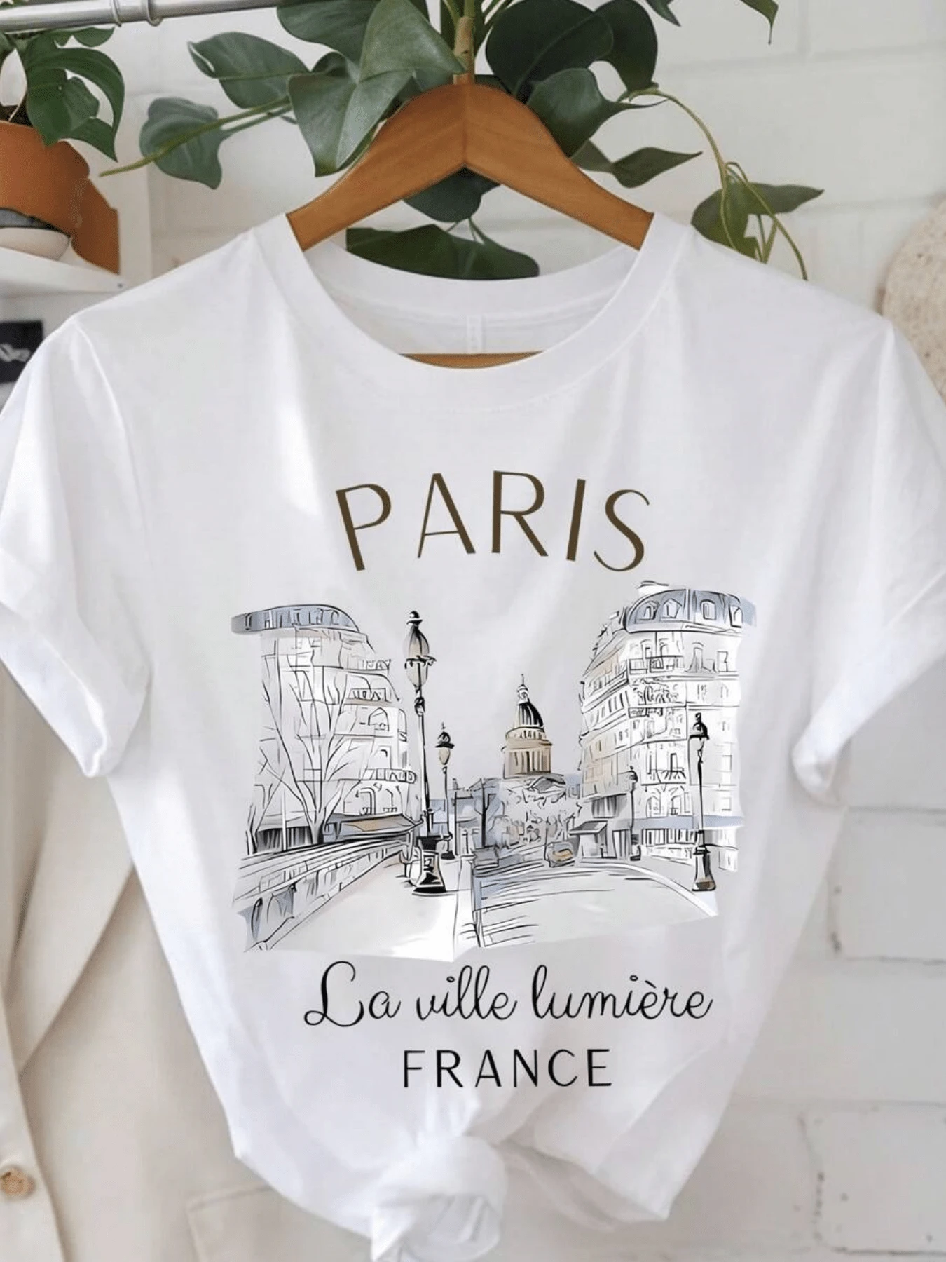 Artistic View Of A Parisian Street With Classic Buildings And Romantic Lanterns That Evoke The Elegance Of France And The Light That Inspires Dreams. Modern And Comfortable Casual Women's T-Shirt - 白色 - 查看 1