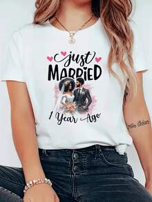 Pareja de recién casados abrazados con flores y corazones que simbolizan amor eterno y celebración del primer aniversario camiseta de mujer casual blanca romántica - Blanco - Ver 1