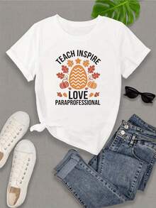 Figura central de huevo decorativo rodeado de hojas otoñales y calabazas que simbolizan gratitud enseñanza y amor por la inspiración diaria camiseta de mujer casual cómoda y moderna - Blanco - Ver 8