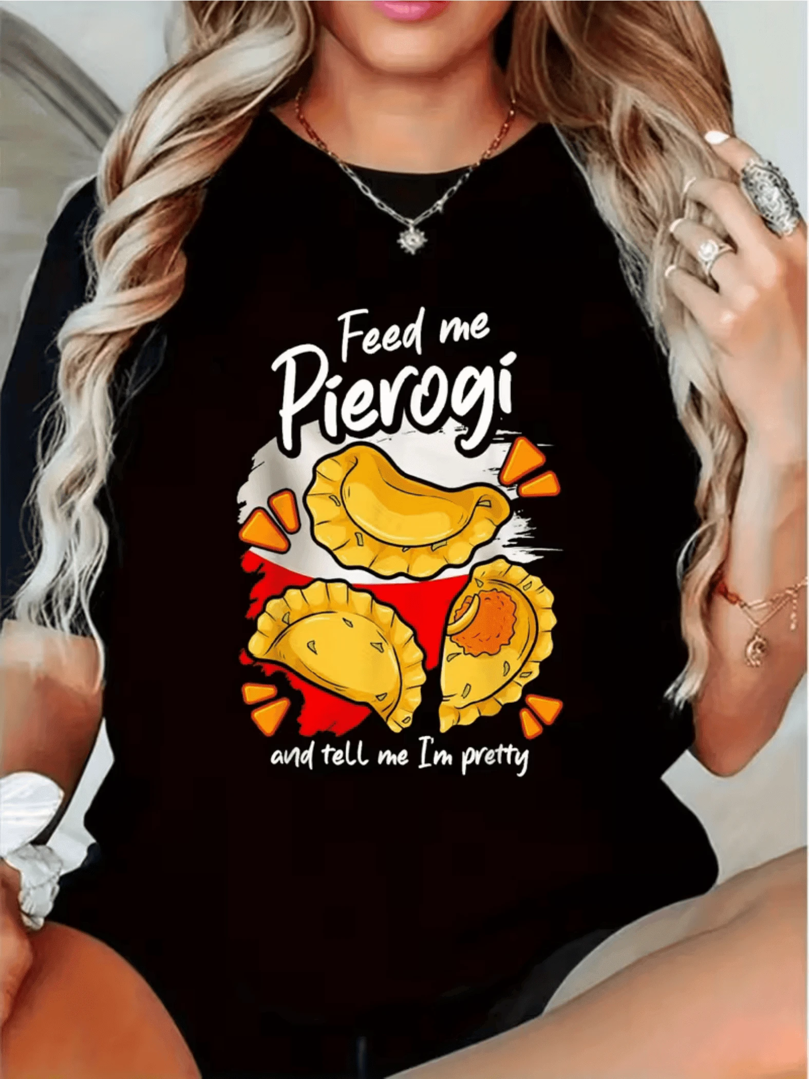 Tres empanadas doradas con trazos rojos y texto divertido inspirado en la pasión por la comida que refleja alegría y amor por los sabores auténticos camiseta de mujer casual moderna cómoda - Negro - Ver 1