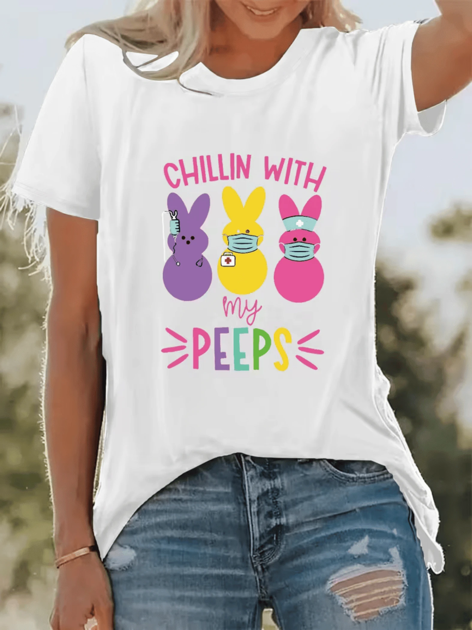 Three Colorful Bunnies Wearing Medical Masks Represent Friendship And Care With A Cheerful And Optimistic Spirit. Fun Casual Women's T-Shirt Ideal For Leisure Time - 白色 - 查看 1