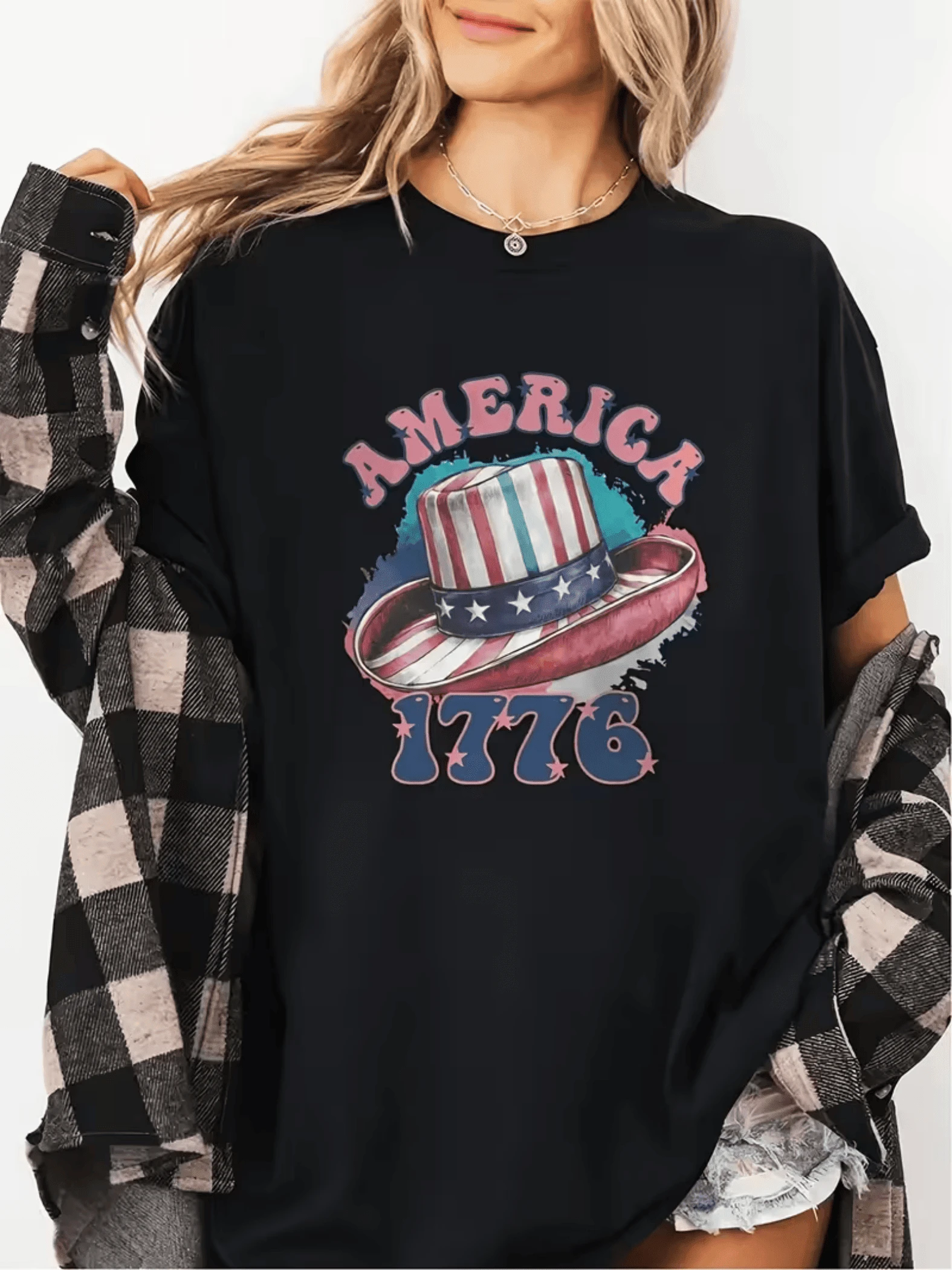 Hat With Red, White, And Blue Stripes And Stars Representing American Pride And Freedom, Accompanied By The Number 1776 Symbolizing Independence And Patriotic Spirit; Comfortable, Modern Casual Women's T-Shirt - 黑色 - 查看 1