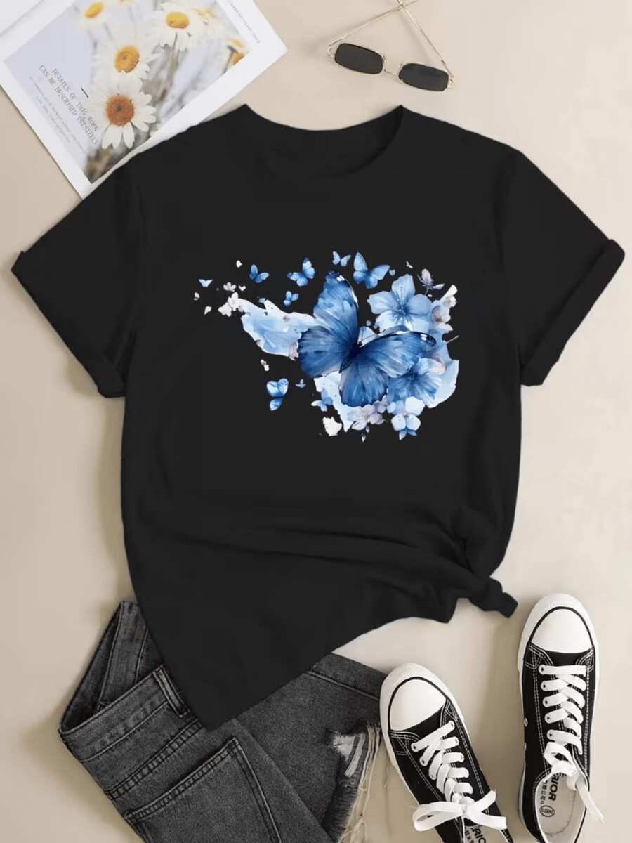 Blue Butterflies Representing Freedom, Transformation, And Hope, Surrounded By Flowers That Evoke Serenity And Natural Beauty To Inspire Confidence Every Day. A Modern, Comfortable, Casual Women's T-Shirt. - 黑色 - 查看 1