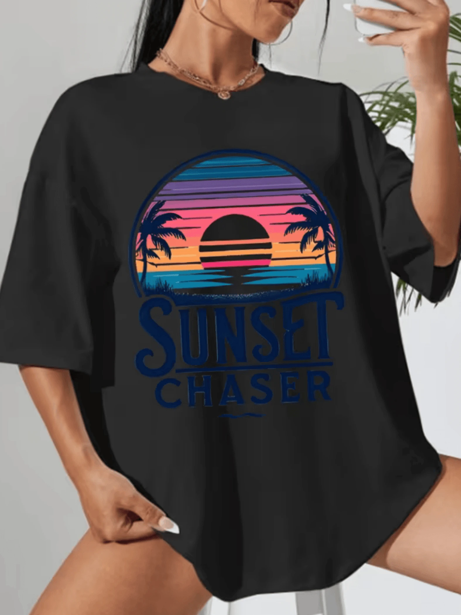 Atardecer con palmeras frente al océano que evoca la serenidad de los días cálidos y el espíritu libre de los aventureros camiseta de mujer cómoda para uso casual elegante y moderna - Negro - Ver 1