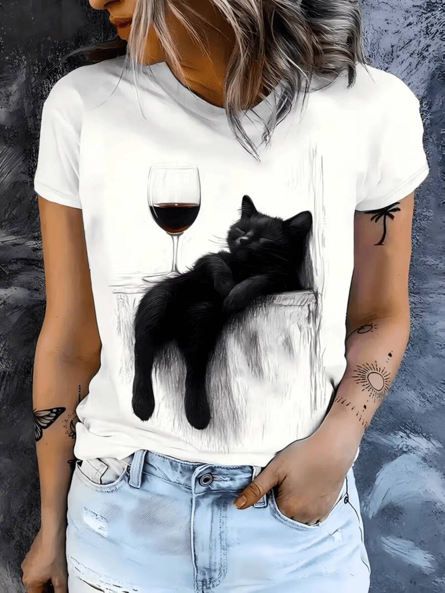 Gato relajado junto a una copa de vino representando tranquilidad y amor por los pequeños placeres de la vida con toque artístico camiseta de mujer casual moderna confortable - Blanco - Ver 1