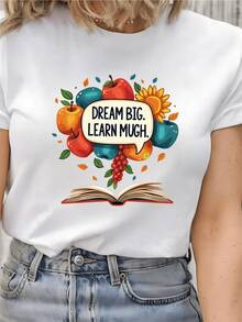 Frutas coloridas rodeando un libro abierto simbolizan el conocimiento y el crecimiento personal con flores y hojas que evocan energía positiva y motivación camiseta de mujer casual moderna cómoda para uso diario - Blanco - Ver 8
