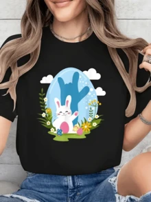 Conejo sonriente rodeado de flores y huevos de colores que representa alegría y esperanza en un día luminoso camiseta de mujer casual cómoda para uso diario - Negro - Ver 8