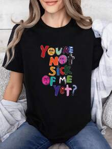 Frase colorida con letras divertidas que expresan una actitud juguetona y confianza personal transmitiendo humor y energía juvenil camiseta de mujer casual cómoda para uso diario - Negro - Ver 1