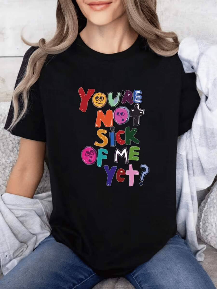Frase colorida con letras divertidas que expresan una actitud juguetona y confianza personal transmitiendo humor y energía juvenil camiseta de mujer casual cómoda para uso diario - Negro - Ver 1