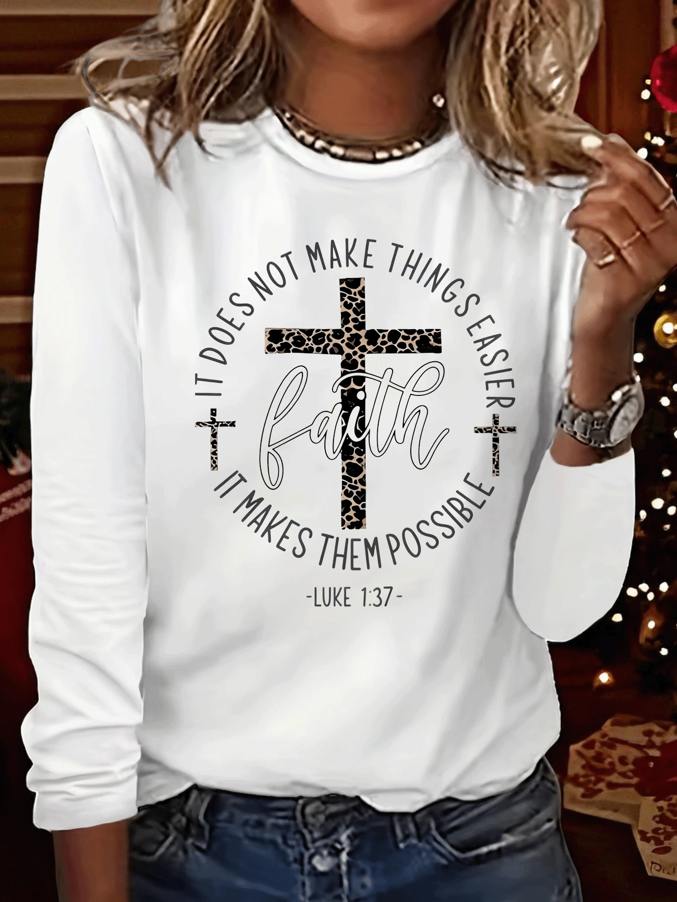 Camiseta de Fe Cristiana para Mujer - Versículo de Lucas 1:37, Estampado Inspiracional de Escritura y Cruz, Manga Larga Cuello Redondo, Diseño Religioso con Manchas de Leopardo, Ropa Cálida para Iglesia en Invierno, Abrigo Cristiano para Primavera/Otoño (Fe de Leopardo) - [Blanco] - Ver 1