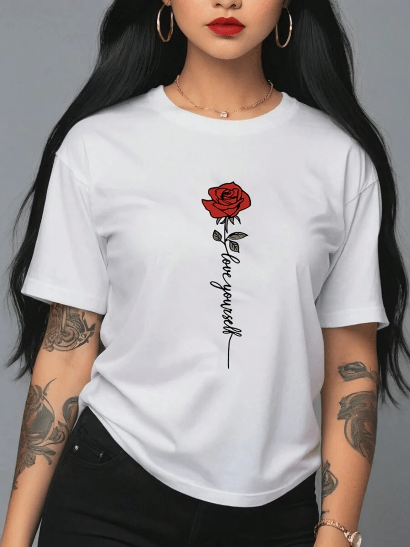 Red Rose Symbolizing Self-Love, Courage, And Inner Growth, Conveying A Positive Message Of Confidence And Inner Beauty. Women's Casual, Modern, And Comfortable T-Shirt For Everyday Wear. - 白色 - 查看 1