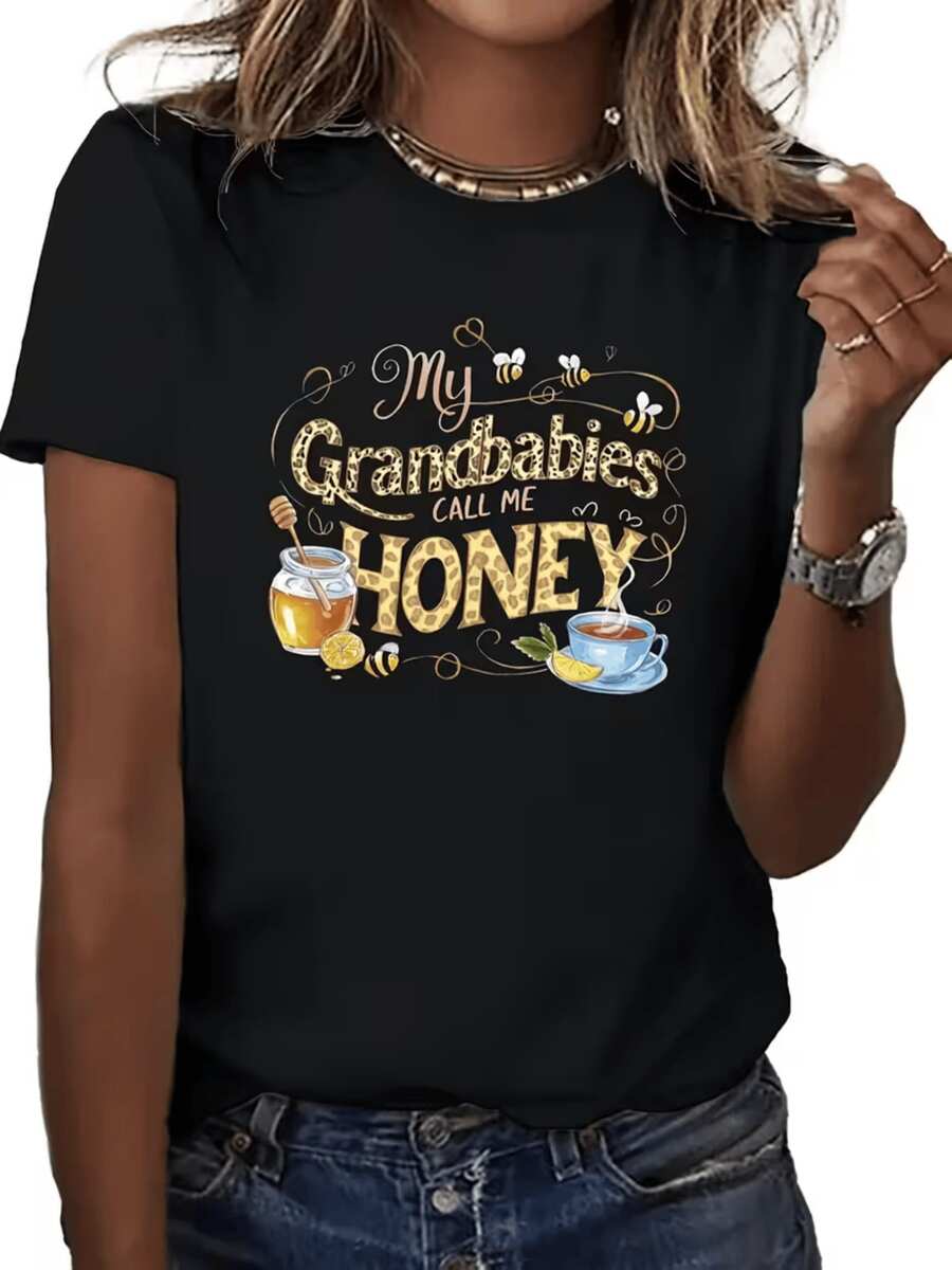 Jarra de miel con abejas volando sobre tazas de té rodeadas de limones representa dulzura familiar y cariño de abuela hacia sus nietos camiseta de mujer casual moderna cómoda para uso diario - Negro - Ver 1