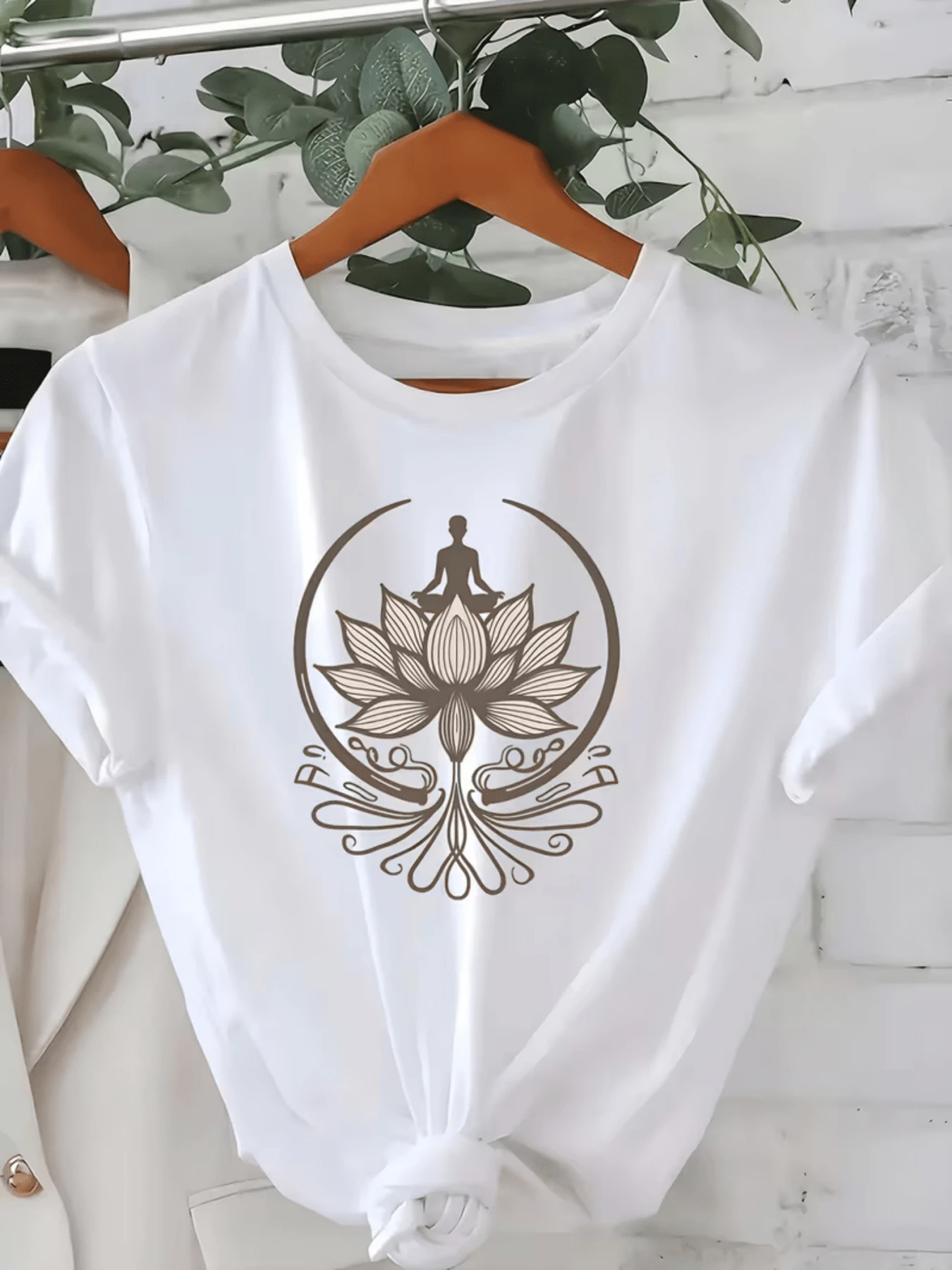 Figura de meditación sobre una flor de loto que representa equilibrio interior crecimiento espiritual y armonía con la naturaleza en calma perfecta camiseta de mujer casual cómoda para diario y paseo - Blanco - Ver 1
