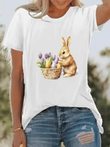 Conejo tierno junto a una canasta de flores moradas y huevos de colores que evocan alegría y ternura perfecta para días soleados camiseta de mujer casual cómoda y versátil - Blanco - Ver 8