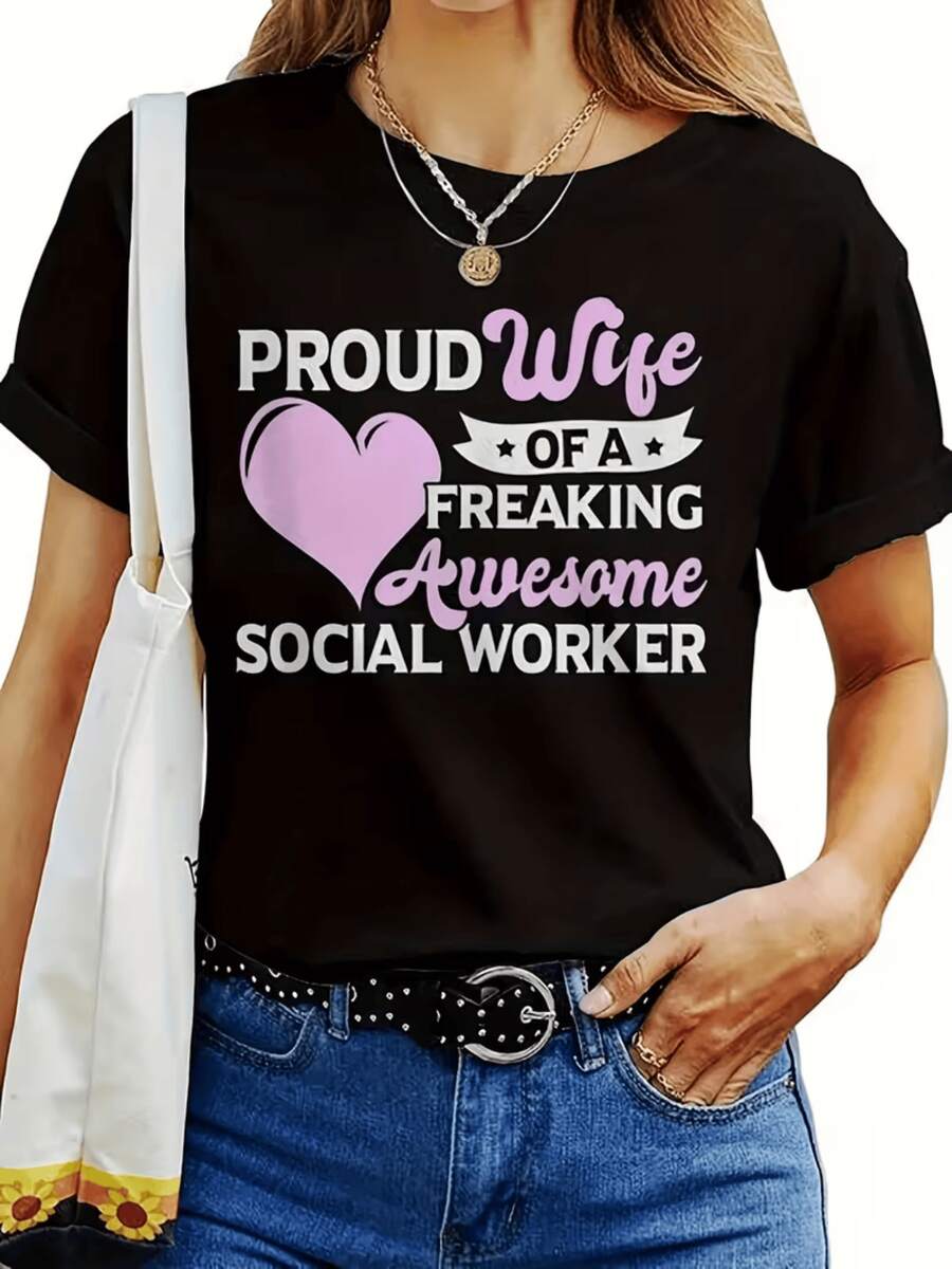 Pink Heart Celebrating A Proud Wife Of A Social Worker, Showing Love, Support, And Admiration On A Comfortable And Modern Casual Women's T-Shirt With A Positive Message. - 黑色 - 查看 1