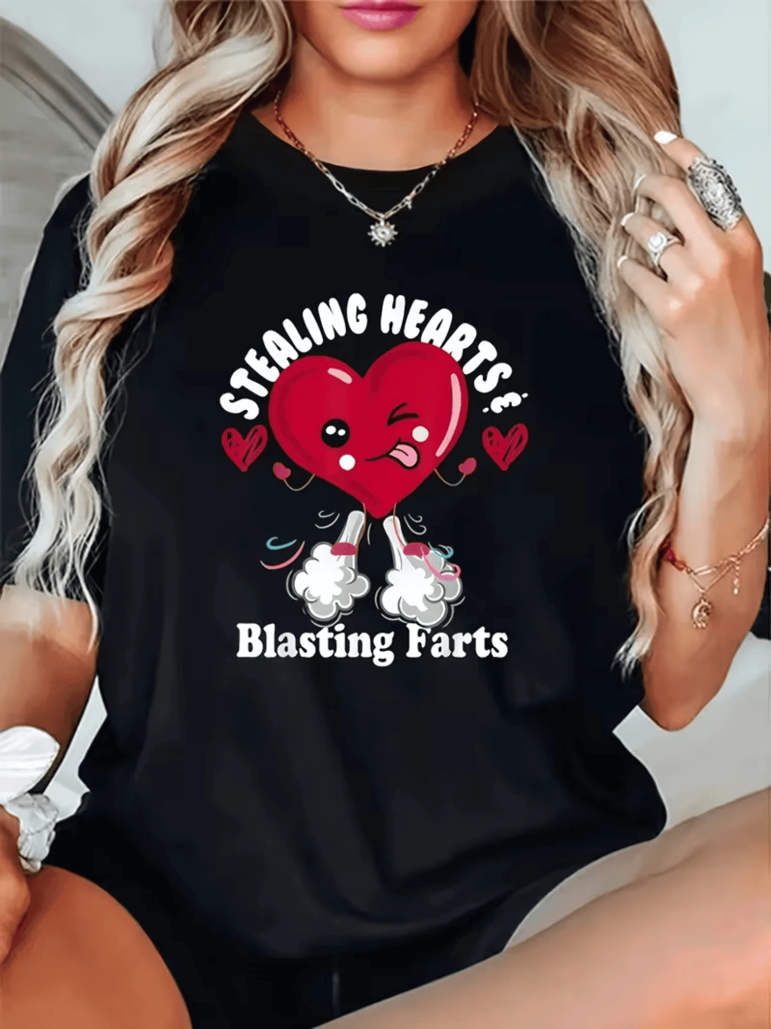 Corazón travieso que roba sonrisas y expresa humor con nubes juguetonas simbolizando alegría y energía positiva perfecta para momentos relajados camiseta de mujer casual moderna - Negro - Ver 1