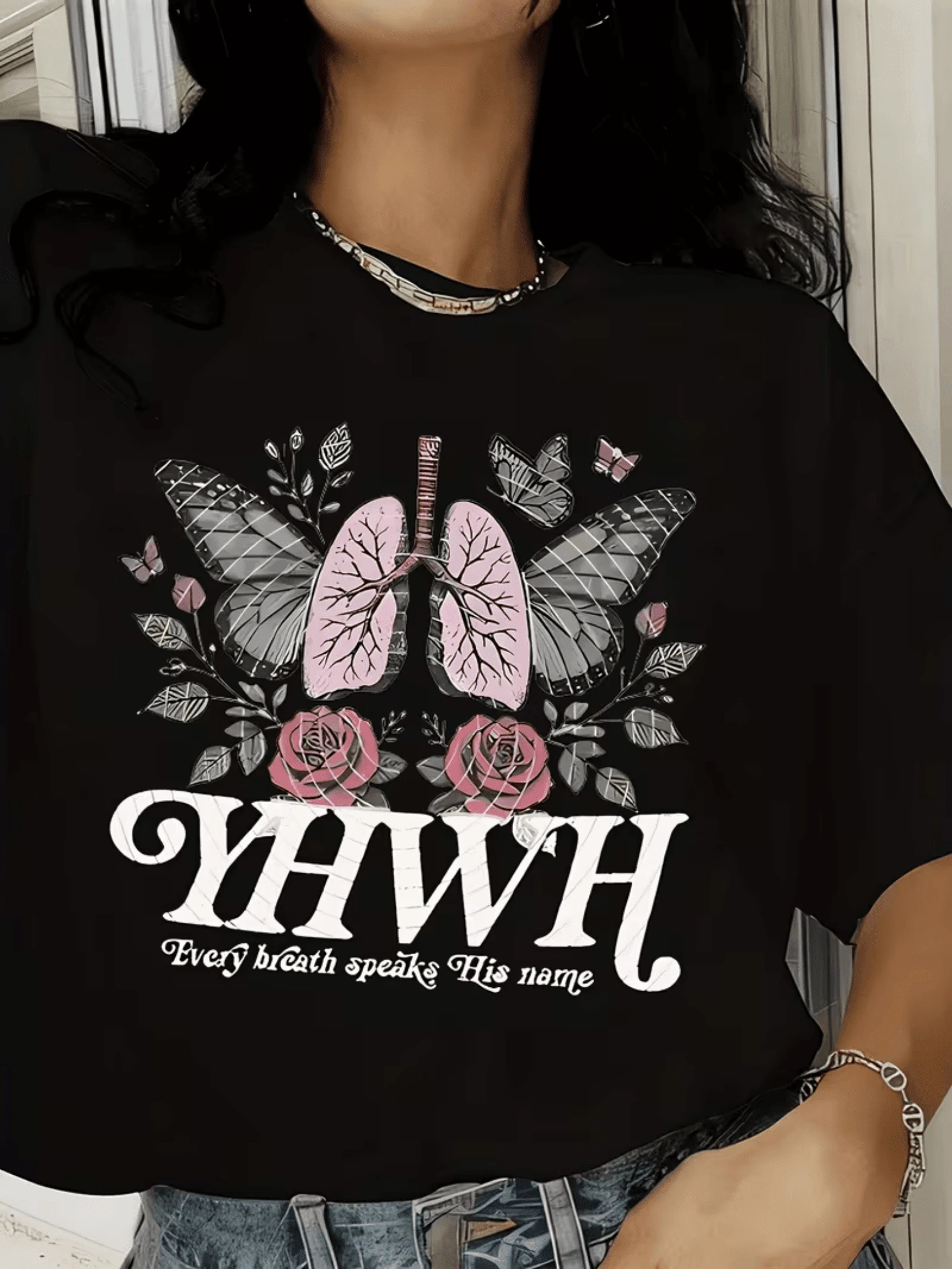 Pulmones rosados con alas de mariposa que representan la libertad del alma rodeados de rosas que simbolizan la vida y cada respiración como una conexión espiritual con la naturaleza camiseta de mujer cómoda y moderna - Negro - Ver 1