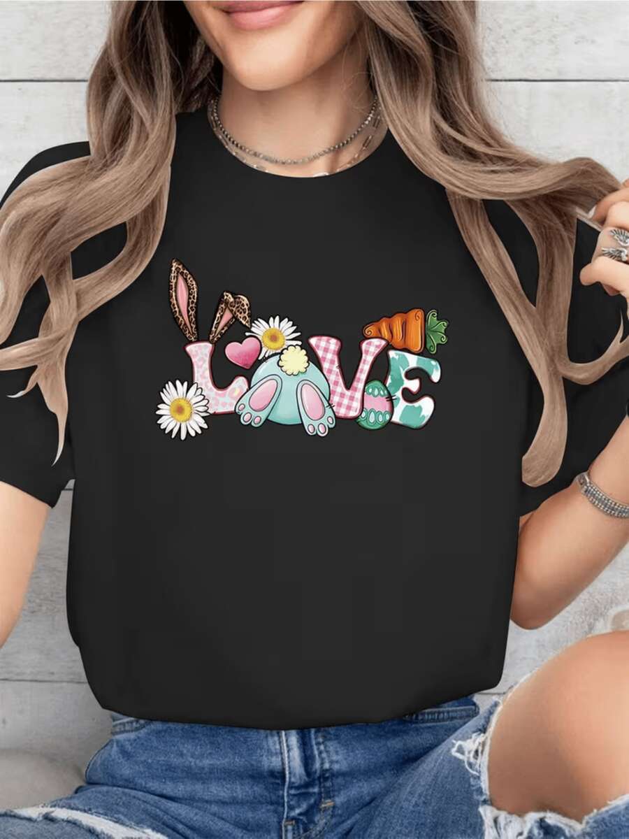 The Word LOVE Formed With Rabbit Ears, Flowers, Daisies, Carrots, Hearts, And Paw Prints Conveys Tenderness, Joy, And A Sweet Spirit. A Comfortable, Casual Women's T-Shirt For Everyday Wear. - 黑色 - 查看 1