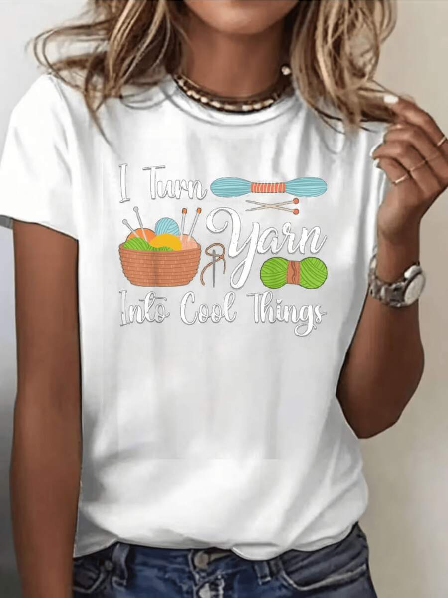 Cesta con ovillos de lana de colores agujas y mensaje creativo que celebra la pasión por tejer y transformar hilo en arte única y alegre camiseta de mujer casual cómoda para amantes del tejido - Blanco - Ver 1