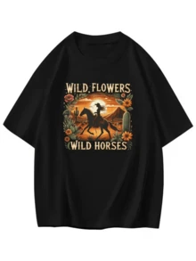 Atardecer del desierto con jinete sobre caballo rodeado de flores silvestres y montañas simbolizando libertad y conexión con la naturaleza camiseta de mujer casual cómoda y moderna para uso diario - Negro - Ver 8