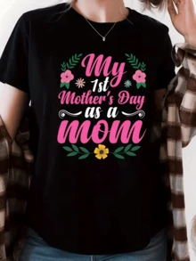 Frase que celebra el primer Día de la Madre con letras alegres rodeadas de flores rosadas y verdes que simbolizan amor gratitud y ternura camiseta de mujer cómoda ideal para regalo especial - Negro - Ver 1