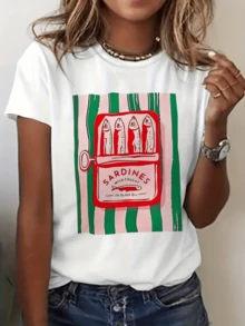 Latas de sardinas abiertas que evocan un espíritu veraniego y marino con fondo de rayas verdes y rosadas y un toque artístico moderno camiseta de mujer casual cómoda y original - Blanco - Ver 1