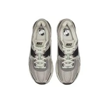 Giày chạy bộ cổ thấp Nike Zoom Vomero 5 dành cho nữ, màu xám/đen, với công nghệ Rapid Foam, Mylant Cushioning và khả năng thoáng khí. - Xám - Xem 3