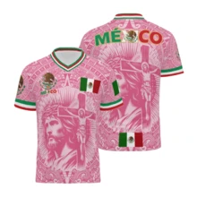 New Light Pink Virgencita & San Juditas  Calendar Plus-Size Mexican Soccer Jerseys For Men And Women, Casual Street Style Y2K Fan Apparel For Spring And Summer. Comfortable, Breathable, Retro V-Neck All-Over Graphic T-Shirt With Mythological Creatures And Stylish Prints. Perfect For Soccer Matches And Casual Sports. This Short-Sleeved Top Is The Perfect Gift For Men, Dads, And North American Soccer Fans. 100% Polyester. Mexican Flag, Cross, Jesus, God - 粉紅色 -1件 -F - 查看 9