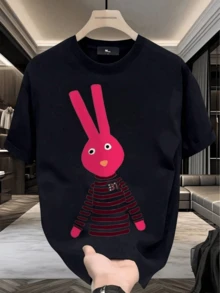 Pink Rabbit Figure With A Playful Expression Representing Youthful Energy And A Positive Attitude, Wearing A Red Striped T-Shirt, A Symbol Of Confidence And Modern Style For Those Seeking To Stand Out With Simplicity. A Modern, Casual, Comfortable Men's T-Shirt For Everyday Wear. - 黑色 - 查看 1