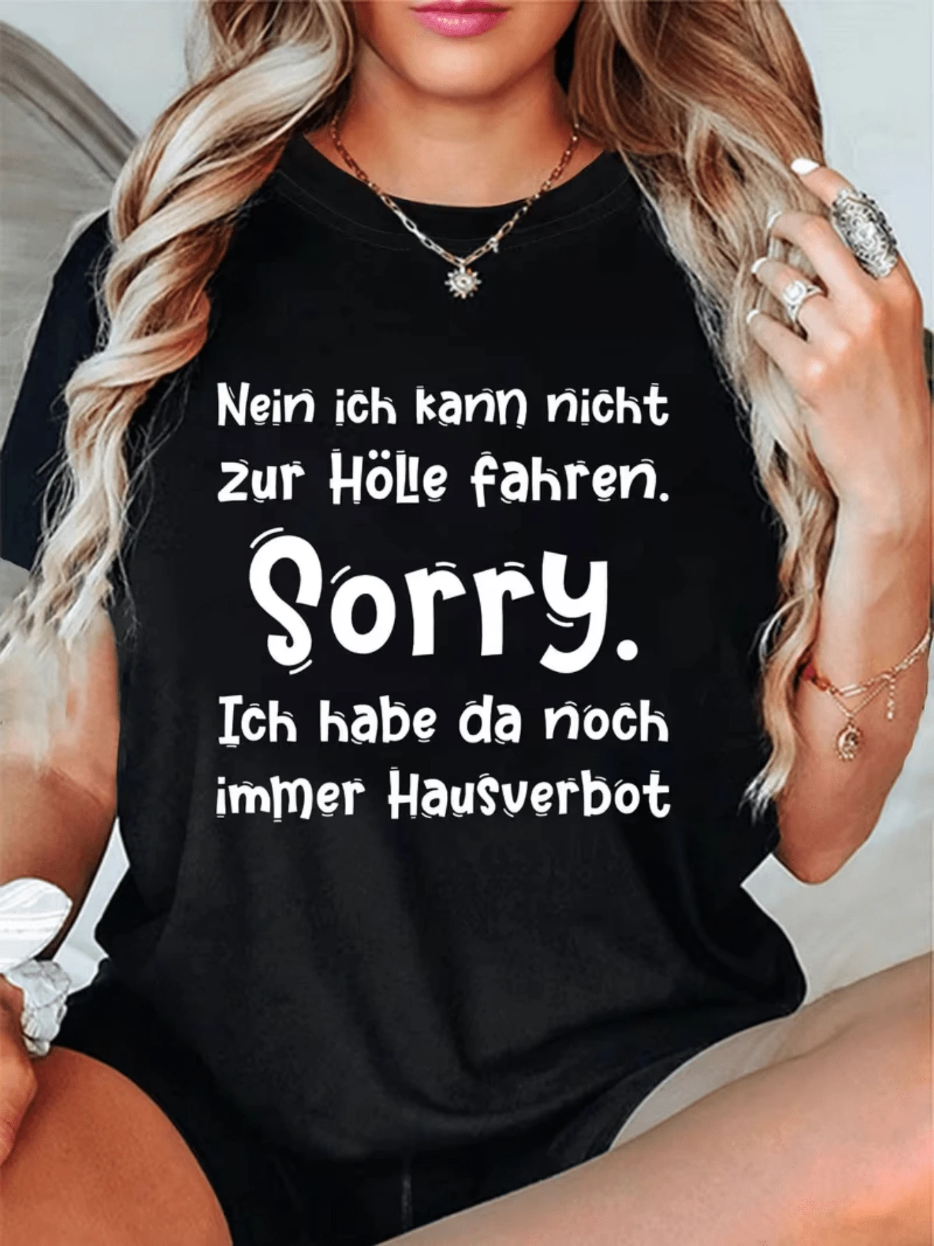 Frase humorística en alemán que expresa con ironía una excusa divertida sobre no poder ir al infierno reflejando una actitud sarcástica y segura camiseta de mujer casual cómoda y moderna - Negro - Ver 1