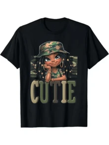 Figure Of A Girl With A Camouflage Hat Showing A Sweet And Confident Attitude On A Green Background With Large Letters Forming The Word CUTIE Representing Strength And Tenderness Combined. Comfortable Casual Women's T-Shirt For Everyday Wear - 黑色 - 查看 1