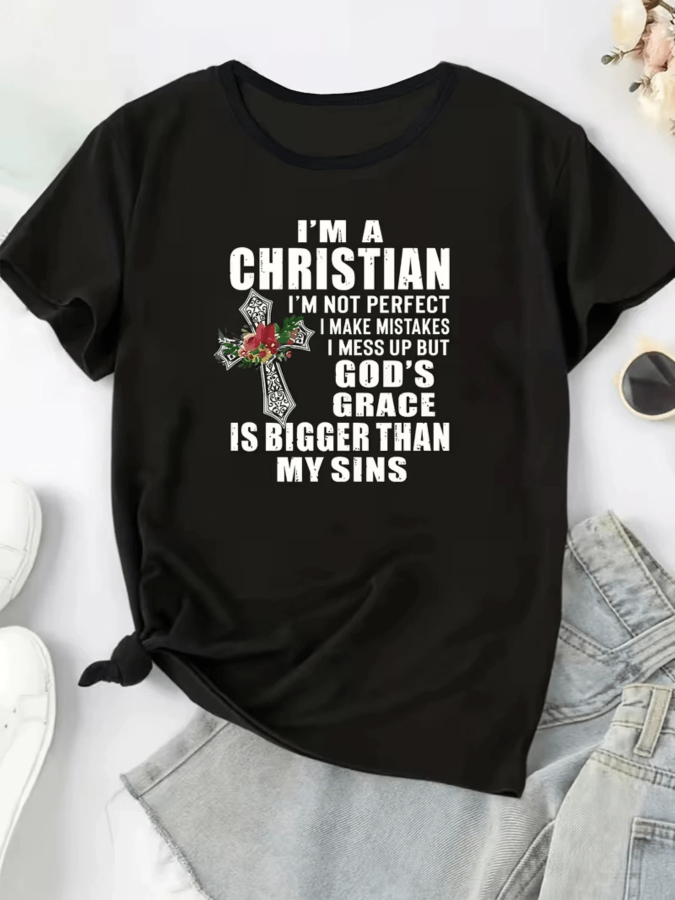 Cross With Flowers Symbolizing Faith, Redemption, And Divine Grace, Reminding Us That Forgiveness Is Greater Than Human Failings. Casual, Comfortable, And Modern Women's T-Shirt - 黑色 - 查看 1