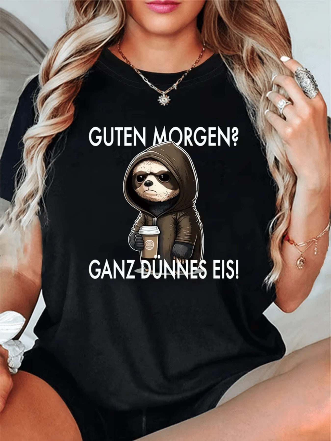 Funny Figure Of A Person In A Sweatshirt And Coffee Conveying Morning Humor With A Sarcastic Message About Starting The Day. Comfortable Casual Women's T-Shirt For Everyday Wear. - 黑色 - 查看 1