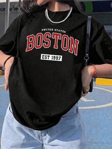 The Text On The Chest Displays The Word BOSTON In Large Red Letters With A White Outline, Symbolizing Youthful Energy And A College Spirit, With A Reference To The United States And The Year 1997, Conveying A Retro Style And A Modern Casual Attitude. This Comfortable T-Shirt Is Perfect For Everyday Wear. - 黑色 - 查看 8