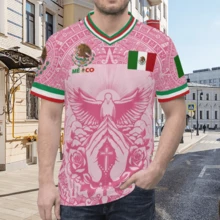 New Light Pink Virgencita & San Juditas  Calendar Plus-Size Mexican Soccer Jerseys For Men And Women, Casual Street Style Y2K Fan Apparel For Spring And Summer. Comfortable, Breathable, Retro V-Neck All-Over Graphic T-Shirt With Mythological Creatures And Stylish Prints. Perfect For Soccer Matches And Casual Sports. This Short-Sleeved Top Is The Perfect Gift For Men, Dads, And North American Soccer Fans. 100% Polyester. Mexican Flag, Cross, Jesus, God - Màu hồng - 1 cái - E - Xem 5
