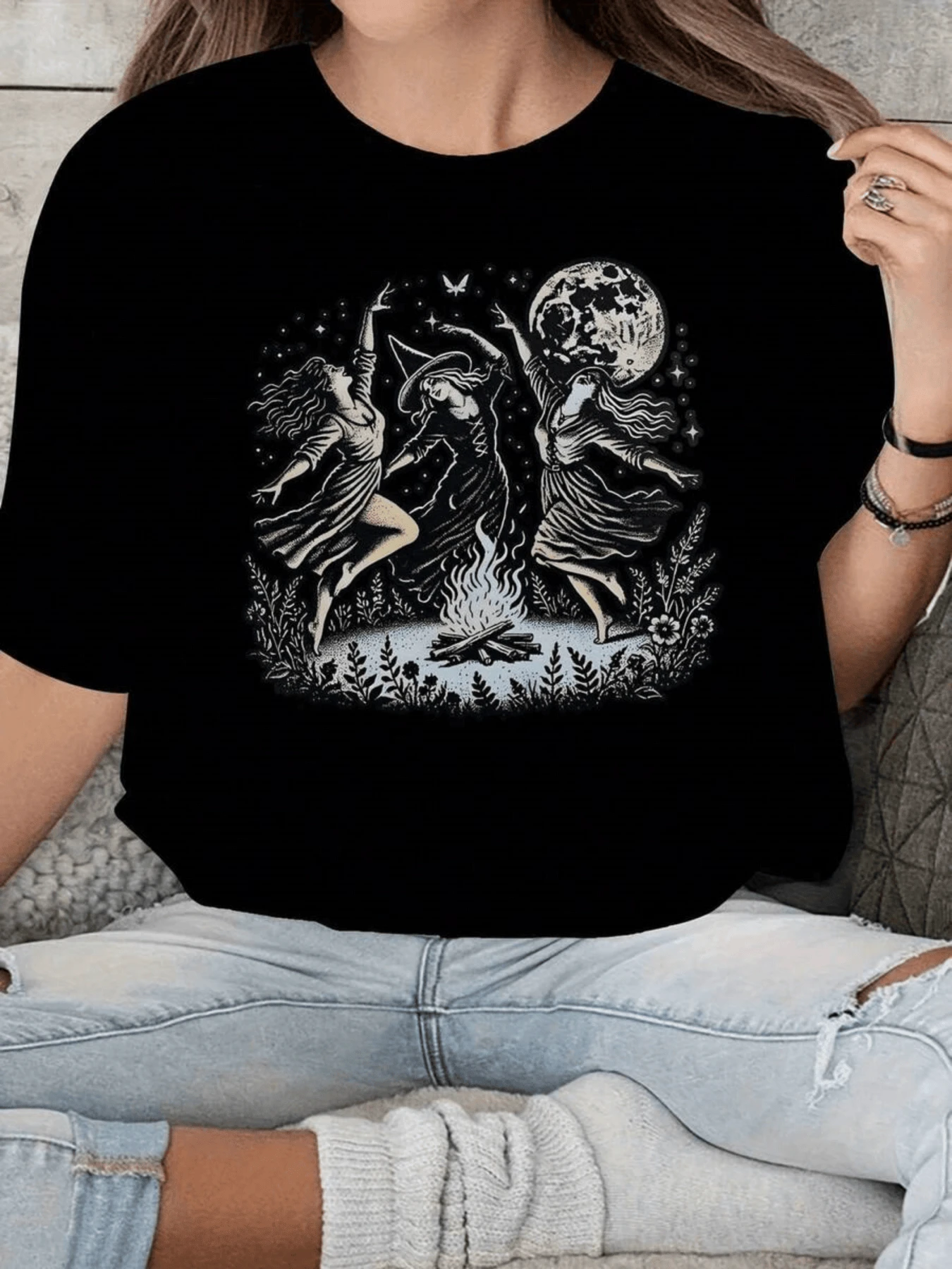 Tres mujeres bailando bajo la luna rodeadas de naturaleza y fuego simbolizando energía femenina conexión espiritual y poder místico camiseta de mujer casual cómoda moderna - Negro - Ver 1