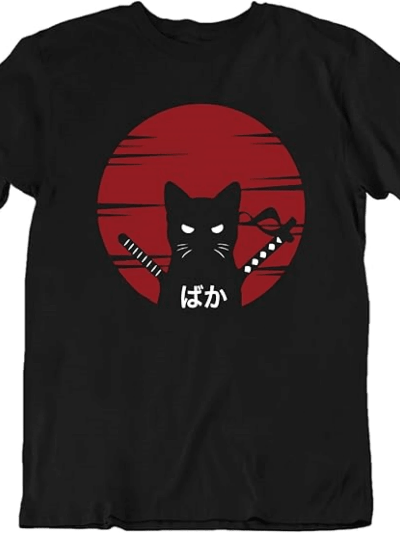 Gato samurái oscuro con mirada desafiante sostiene dos katanas frente a un gran sol rojo japonés símbolo de fuerza y determinación camiseta de mujer casual moderna - Negro - Ver 1