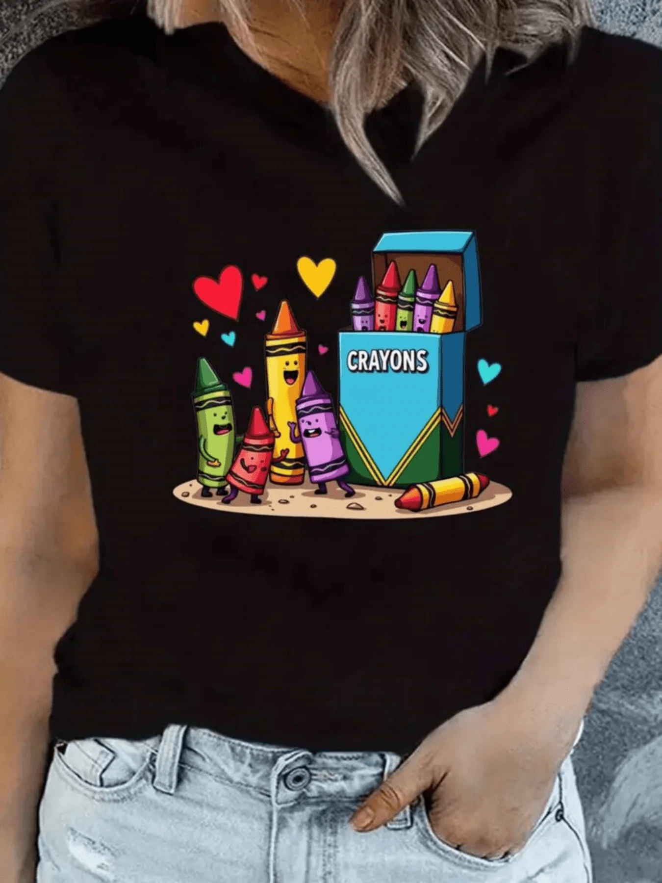 Grupo de crayones coloridos sonrientes saliendo de una caja con corazones flotando que simbolizan amistad diversión y creatividad camiseta de mujer casual divertida original - Negro - Ver 1