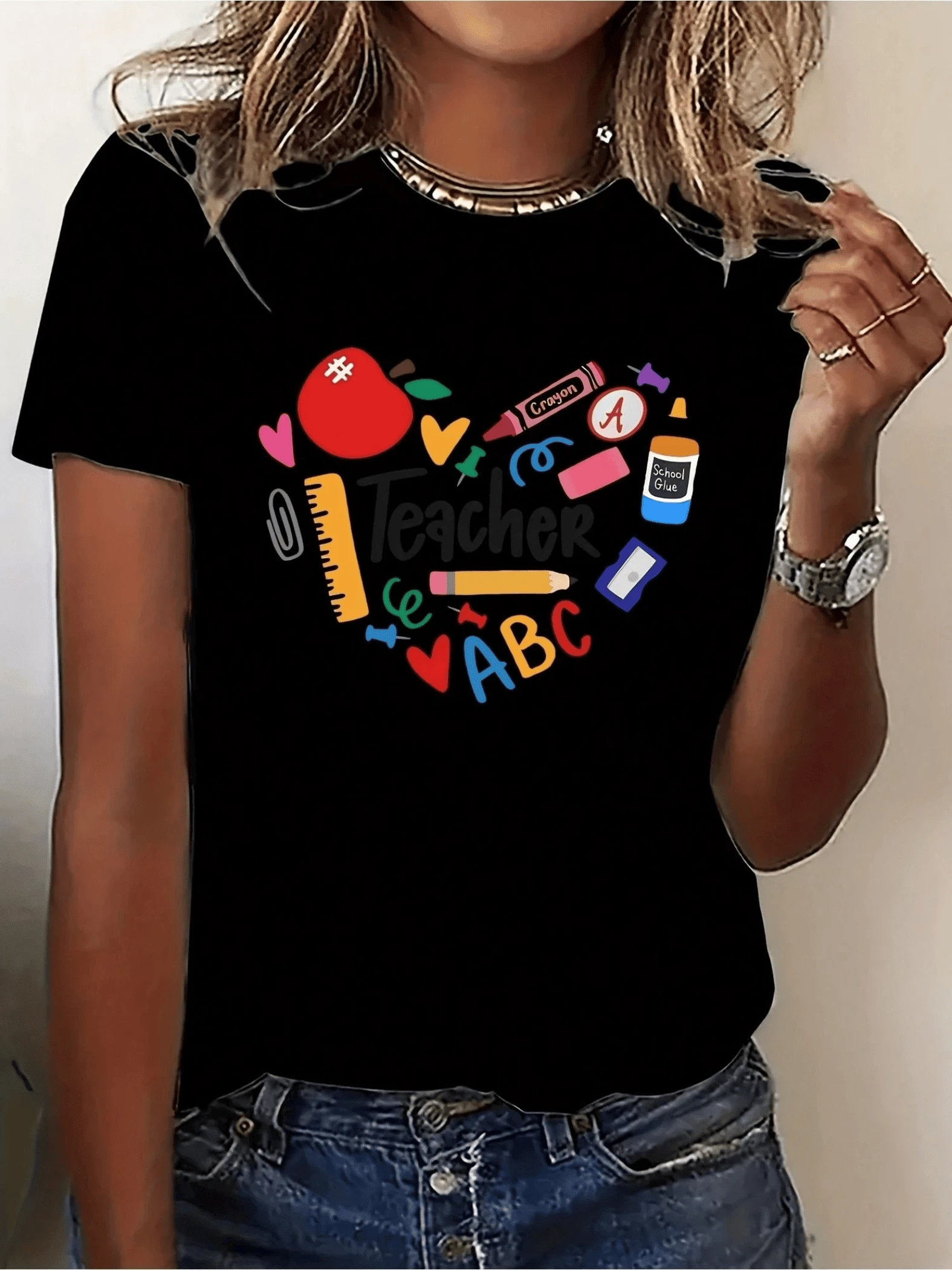 Un corazón formado por lápiz manzana regla letras ABC crayones pegamento y pequeños corazones que representan la pasión por la enseñanza y el amor al conocimiento camiseta de hombre cómoda para uso diario y perfecta para expresar espíritu educativo - Negro - Ver 1